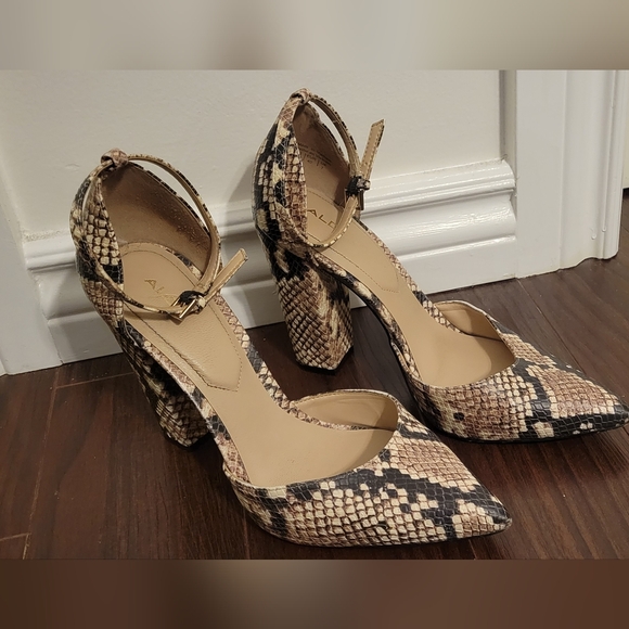 Snake Print Heels - Size 8 - Picture 4 of 5